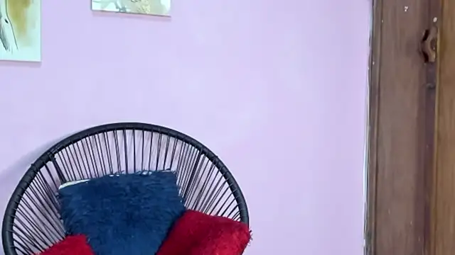 Snapshot of ZoeSmith6 chatting on 12/18/24, 04:39 ZoeSmith6 online show from 12/18/24, 04:39