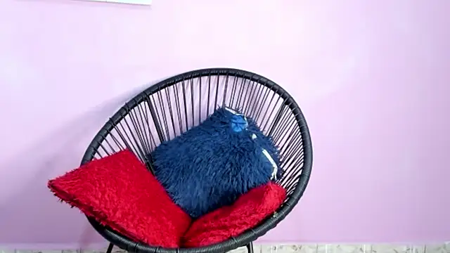 Snapshot of ZoeSmith6 chatting on 01/03/25, 04:27 ZoeSmith6 online show from 01/03/25, 04:27