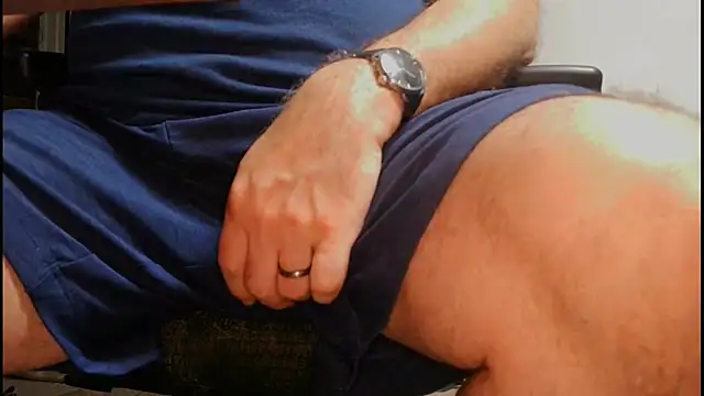 Snapshot of thickdaddy59 chatting on 06/10/26, 03:18 thickdaddy59 online show from 06/10/26, 03:18