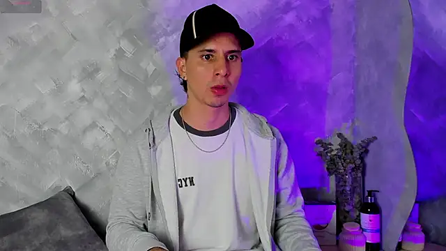 Snapshot of -Bruno-Bs chatting on 10/06/25, 08:39 -Bruno-Bs online show from 10/06/25, 08:39