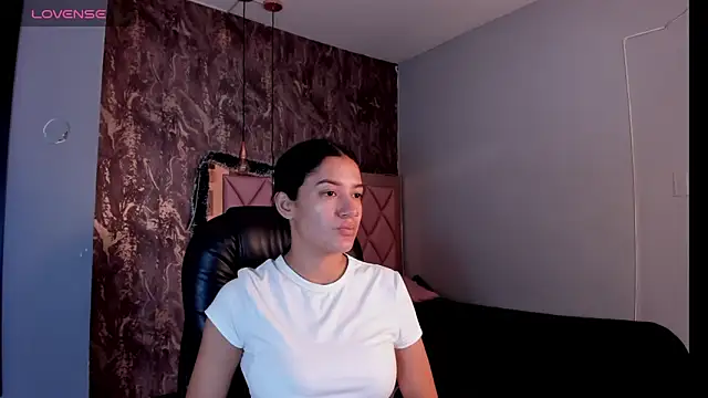 Snapshot of SKYLERWHIITEE chatting on 12/16/24, 02:25 SKYLERWHIITEE online show from 12/16/24, 02:25