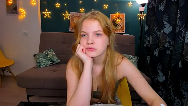 Snapshot of Xloe_Queen chatting on 12/21/24, 12:06 Xloe Queen online show from 12/21/24, 12:06