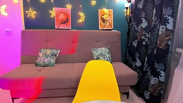 Snapshot of Xloe_Queen chatting on 02/17/25, 02:15 Xloe Queen online show from 02/17/25, 02:15