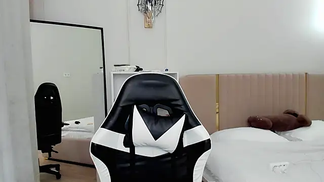 may mia online show from 11/12/25, 03:40