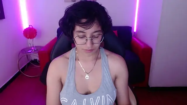 Lili Gomez  online show from 02/05/25, 04:47