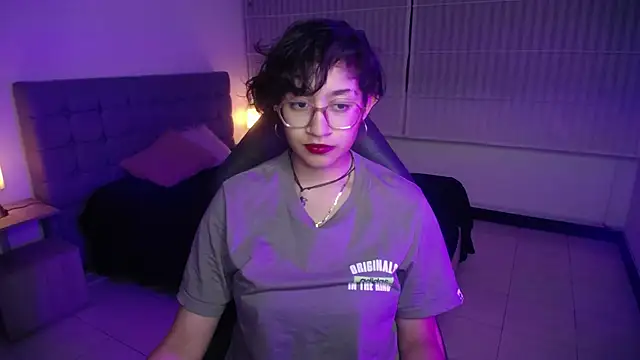 Lili Gomez  online show from 10/13/25, 01:11