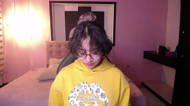 Lili Gomez  online show from 11/09/25, 01:20