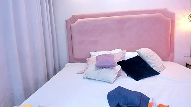 sophiawhite   online show from 03/05/25, 07:38