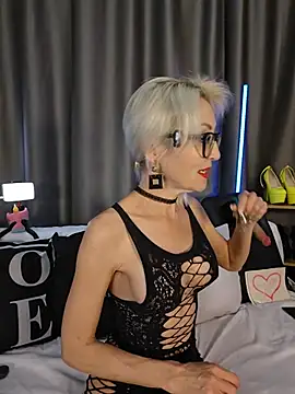 Snapshot of Milforja chatting on 06/19/26, 05:39 Milforja online show from 06/19/26, 05:39