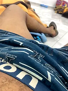 Snapshot of Lahcene chatting on 11/05/25, 05:46 Lahcene online show from 11/05/25, 05:46