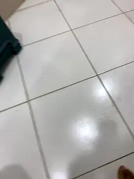 Snapshot of Lahcene chatting on 11/17/25, 04:57 Lahcene online show from 11/17/25, 04:57