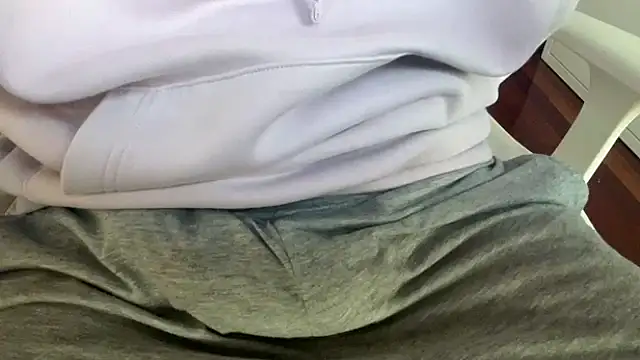 Snapshot of Axeeeeeeeeeeeel chatting on 10/28/25, 04:42 Axeeeeeeeeeeeel online show from 10/28/25, 04:42