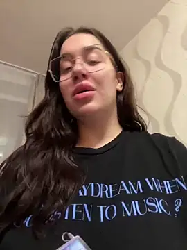 Snapshot of VikiDemi chatting on 12/27/24, 03:59 VikiDemi online show from 12/27/24, 03:59