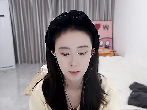 LOLO-yaya online show from 12/17/24, 07:18