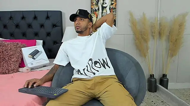 Snapshot of Robin_Rief chatting on 03/01/25, 03:32 Robin Rief online show from 03/01/25, 03:32