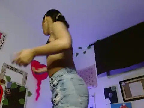 Snapshot of Melody200420 chatting on 10/27/25, 11:20 Melody200420 online show from 10/27/25, 11:20