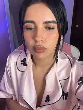 Snapshot of Emily-14 chatting on 05/06/26, 03:57 Emily-14 online show from 05/06/26, 03:57