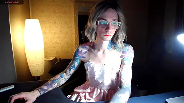 Snapshot of Julia_dolls chatting on 11/21/25, 06:17 Julia dolls online show from 11/21/25, 06:17