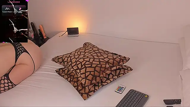 Snapshot of DannaHott17 chatting on 10/29/25, 01:13 DannaHott17 online show from 10/29/25, 01:13