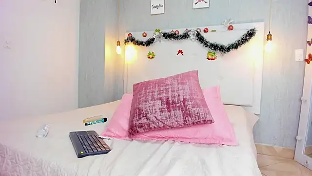 Snapshot of Milaspetite chatting on 12/19/24, 11:25 Milaspetite online show from 12/19/24, 11:25