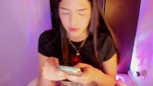 Snapshot of maria_mendez_ chatting on 10/21/25, 04:13 maria mendez  online show from 10/21/25, 04:13