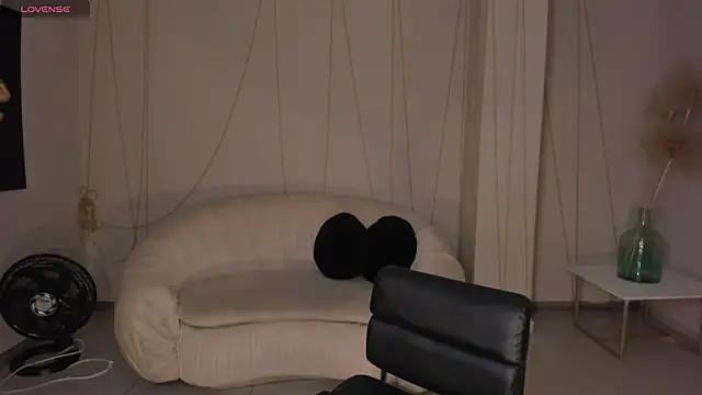 Snapshot of MiaFarrell_ chatting on 02/11/25, 06:44 MiaFarrell online show from 02/11/25, 06:44