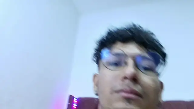 Snapshot of lau_hotfox chatting on 12/19/24, 04:46 lau hotfox online show from 12/19/24, 04:46