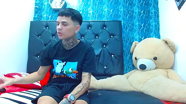 Snapshot of exotic_hot_couple chatting on 01/17/25, 12:31 exotic hot couple online show from 01/17/25, 12:31