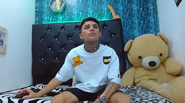 Snapshot of exotic_hot_couple chatting on 02/25/25, 09:57 exotic hot couple online show from 02/25/25, 09:57