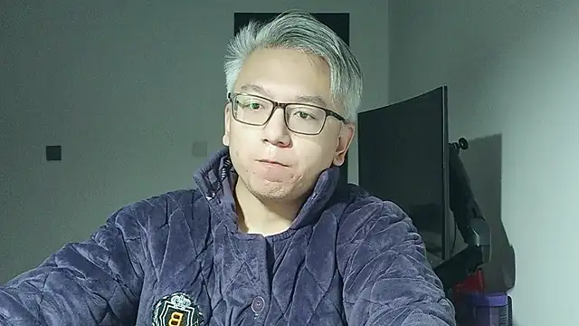 Snapshot of leoUSIR chatting on 11/11/25, 08:09 leoUSIR online show from 11/11/25, 08:09