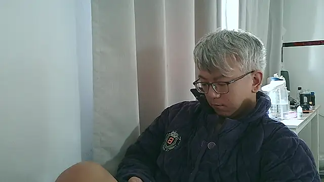 Snapshot of leoUSIR chatting on 11/20/25, 04:12 leoUSIR online show from 11/20/25, 04:12