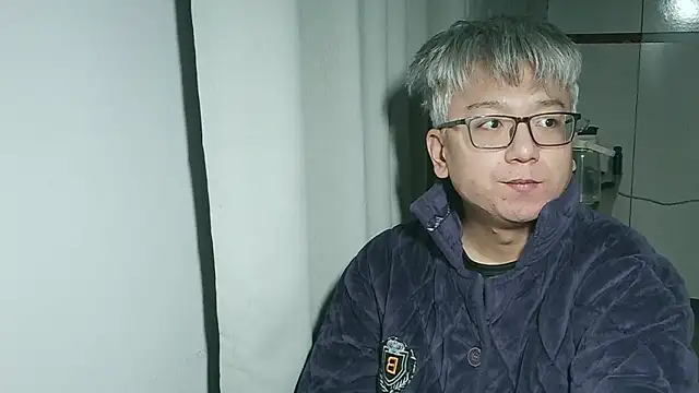 Snapshot of leoUSIR chatting on 11/27/25, 11:45 leoUSIR online show from 11/27/25, 11:45