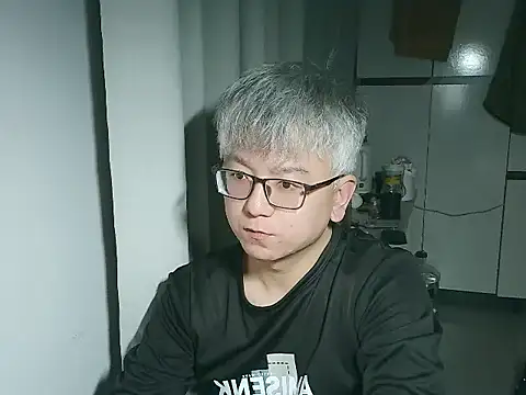 Snapshot of leoUSIR chatting on 12/05/25, 02:47 leoUSIR online show from 12/05/25, 02:47