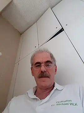 Snapshot of farock chatting on 12/20/24, 11:00 farock online show from 12/20/24, 11:00