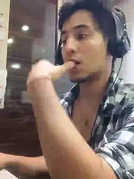 Snapshot of GamerQuinn chatting on 12/21/24, 10:40 GamerQuinn online show from 12/21/24, 10:40