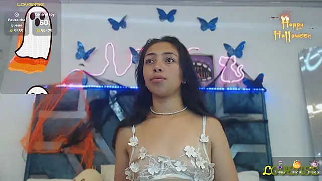 Snapshot of Roxan_Fox- chatting on 10/27/25, 05:00 Roxan Fox- online show from 10/27/25, 05:00