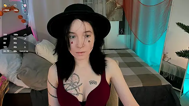 lilithlunna online show from 10/28/25, 02:42