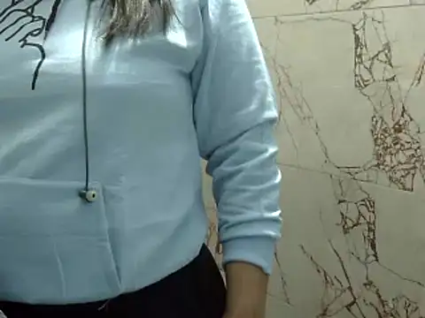 Housewife12 online show from 02/05/25, 01:54