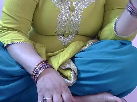 Housewife12 online show from 11/13/25, 07:07