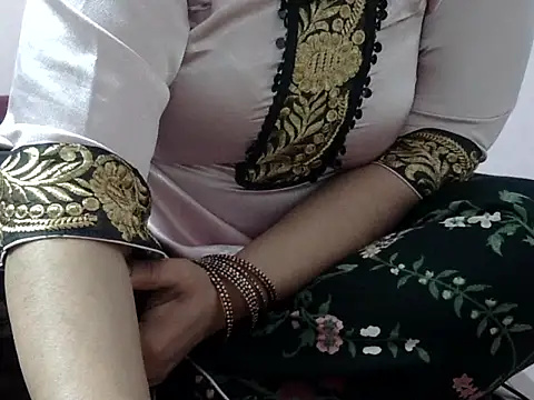 Housewife12 online show from 12/22/25, 11:18