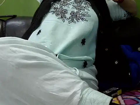 Housewife12 online show from 02/05/26, 07:35