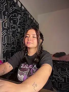 Snapshot of Ema_kraus chatting on 06/18/26, 12:33 Ema kraus online show from 06/18/26, 12:33
