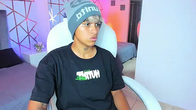 Snapshot of Dominick_jones chatting on 01/07/25, 08:31 Dominick jones online show from 01/07/25, 08:31