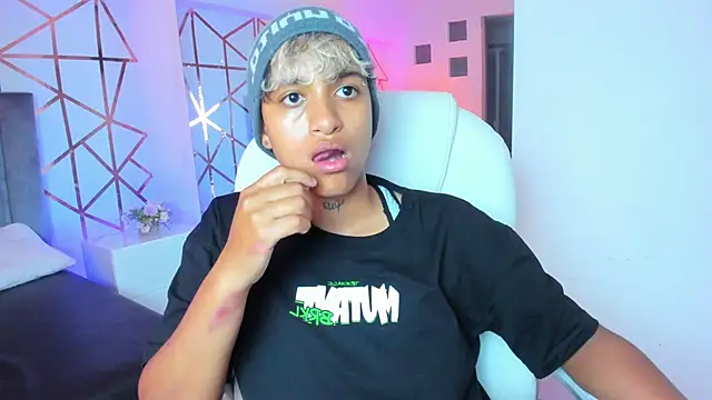 Snapshot of Dominick_jones chatting on 01/08/25, 01:11 Dominick jones online show from 01/08/25, 01:11