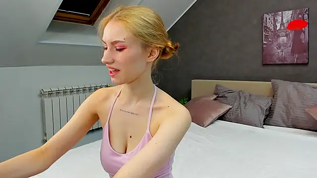 Snapshot of Mollly_Rouge chatting on 03/07/25, 12:15 Mollly Rouge online show from 03/07/25, 12:15