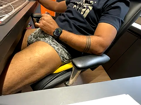 Snapshot of Nil_Talreja chatting on 10/13/25, 10:04 Nil Talreja online show from 10/13/25, 10:04