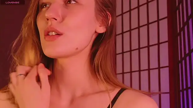 Hina  Derry online show from 12/25/24, 04:54