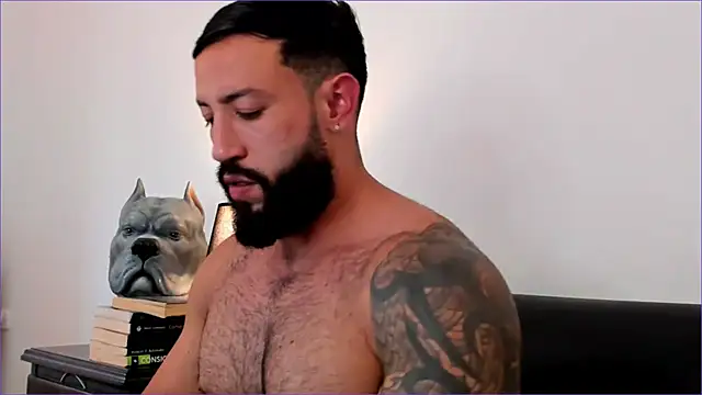 Snapshot of BradLeon_ chatting on 09/23/25, 04:32 BradLeon  online show from 09/23/25, 04:32