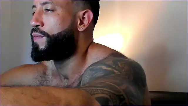 Snapshot of BradLeon_ chatting on 10/15/25, 01:00 BradLeon  online show from 10/15/25, 01:00