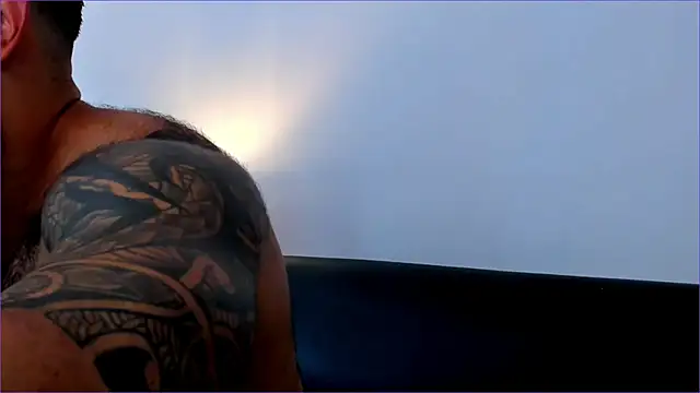 Snapshot of BradLeon_ chatting on 10/16/25, 05:14 BradLeon  online show from 10/16/25, 05:14